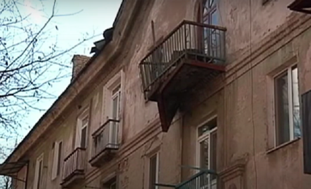 В Кривом Роге на улице Музыкальной с аварийного балкона падают камни людям на голову (ВИДЕО)