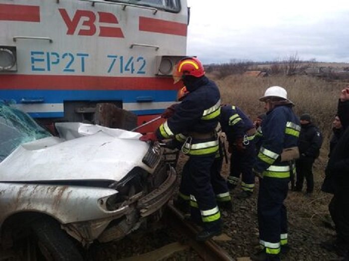В Донецкой области столкнулись поезд и автомобиль (ФОТО)
