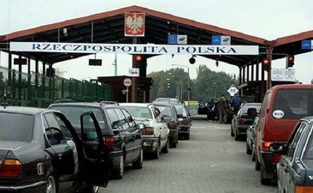 В Польшу не пустили автобус из Украины из-за больного COVID-19 пассажира