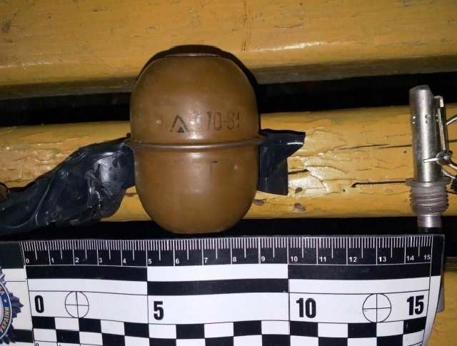 В Харькове мужчина нашел на автомобиле гранату