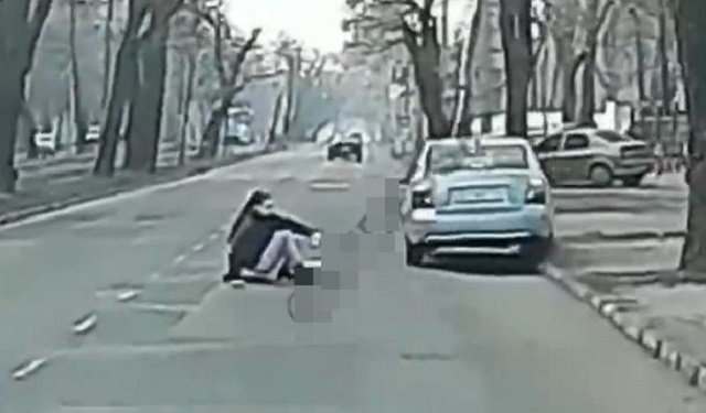 Одесситка бросилась под колеса автомобиля на Фонтанской дороге (ВИДЕО)