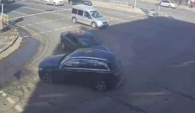 В Киеве водители догнали и зажали «в тиски» виновника ДТП (ВИДЕО)