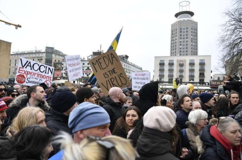 В Стокгольме полиция разогнала митинг против карантинных ограничений