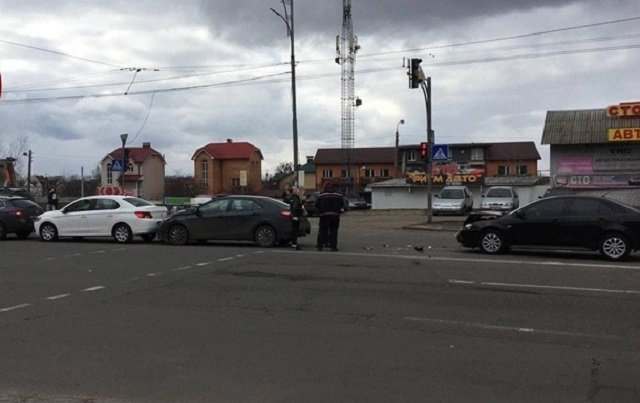 В Киеве "паровозиком" столкнулись четыре авто