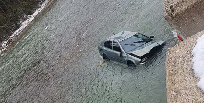 На Львовщине пьяный водитель слетел на авто в реку, пассажирка погибла (ВИДЕО)