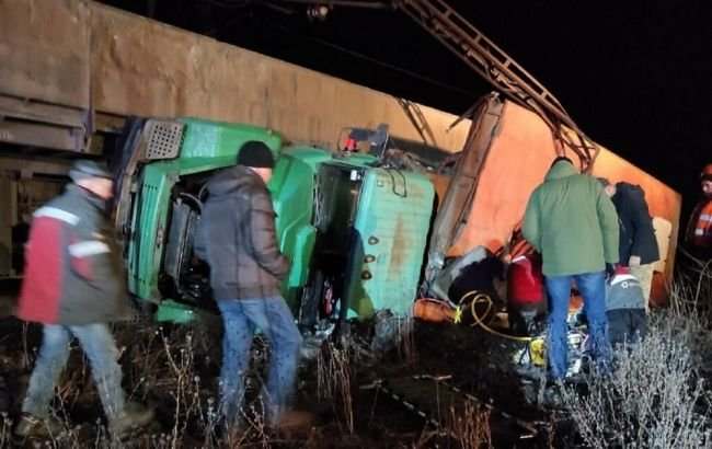 В Кривом Роге на комбинате автомобиль столкнулся с поездом: пострадали работники