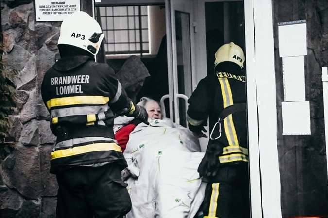 В Киеве спасатели полтора часа тушили трехэтажный дом престарелых