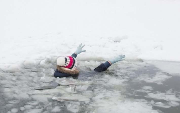 В Коломые девушки провалились под лед, спасая собаку
