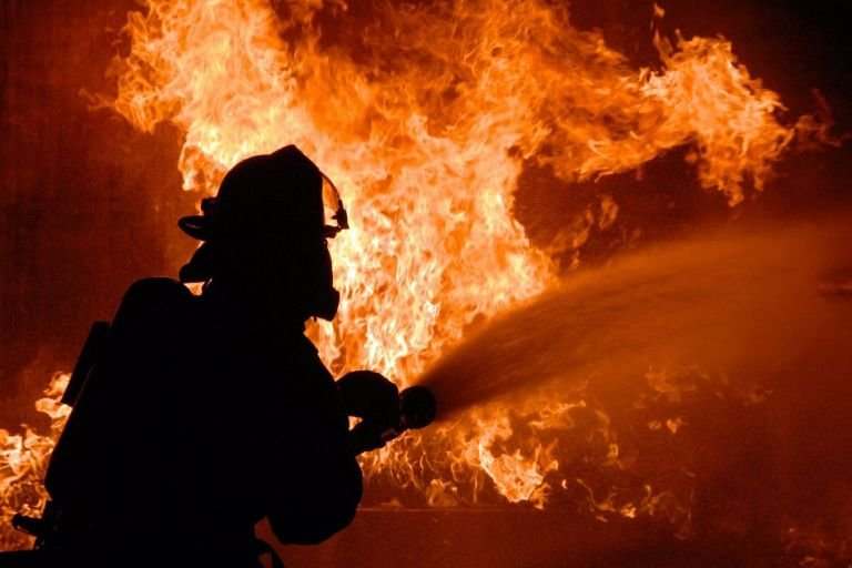 В Запорожье при пожаре в гараже спасли мужчину