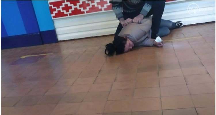 В Мариуполе пьяная мать второклассника разбила нос завучу школы (ВИДЕО)