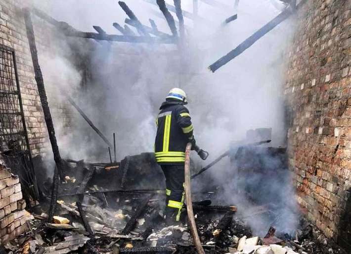 В Запорожье разгорелся масштабный пожар в частном доме