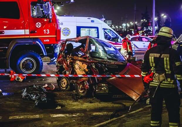 В Киеве в смертельной аварии погибли два человека (ВИДЕО)