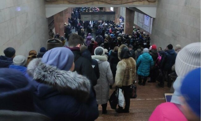 В киевском метро на одной из станций произошла массовая давка (ФОТО)