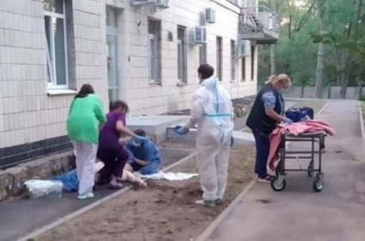 В Киеве женщина выпрыгнула из окна больницы