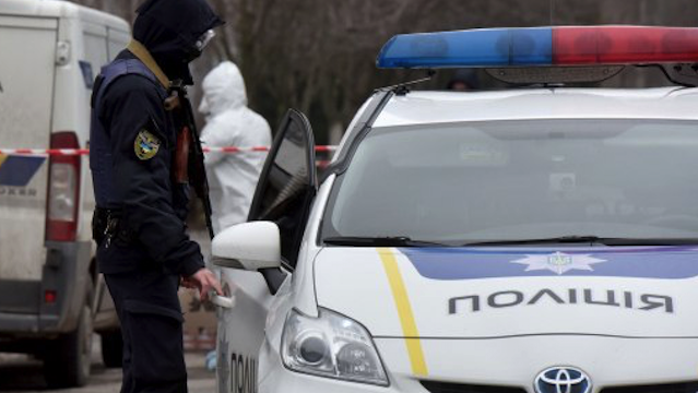 Посетительница без маски напала на полицейских в херсонском банке (ФОТО)