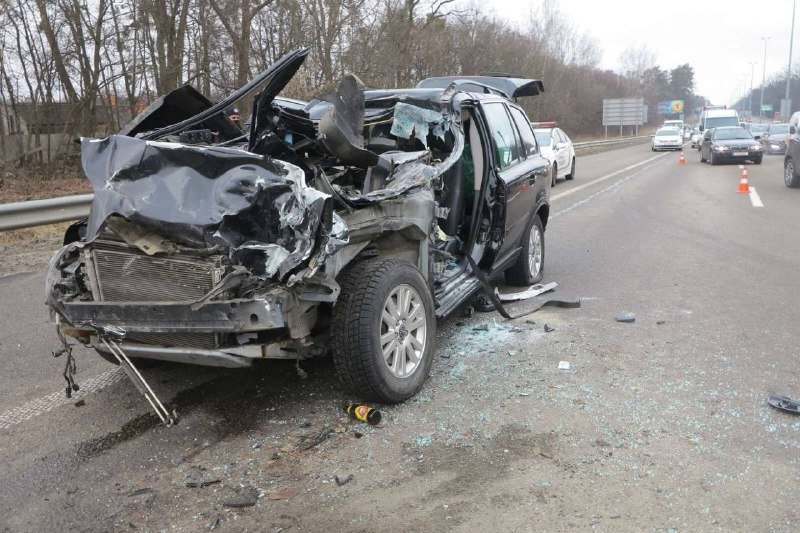 В Киеве на Житомирской трассе погиб водитель Volvo, «влетевшего» под фуру