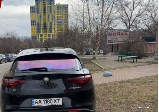 В Киеве водитель редкого авто отличился "героической" парковкой (ФОТО)