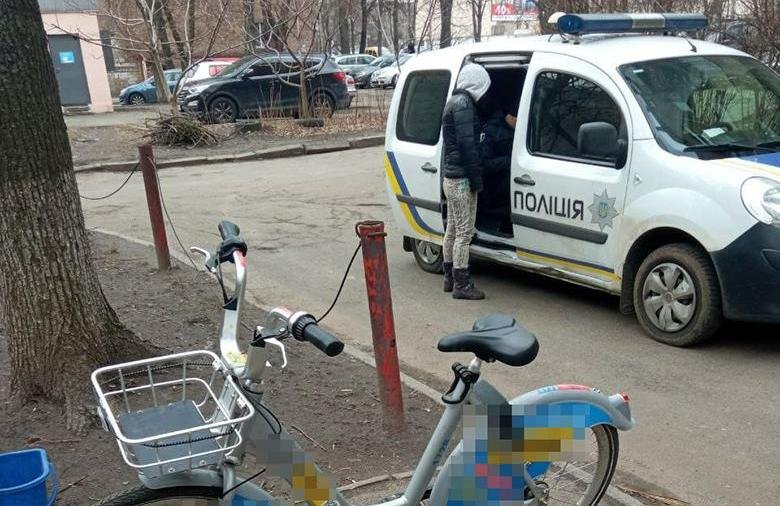 В Киеве крымчанка украла велосипед из пункта проката