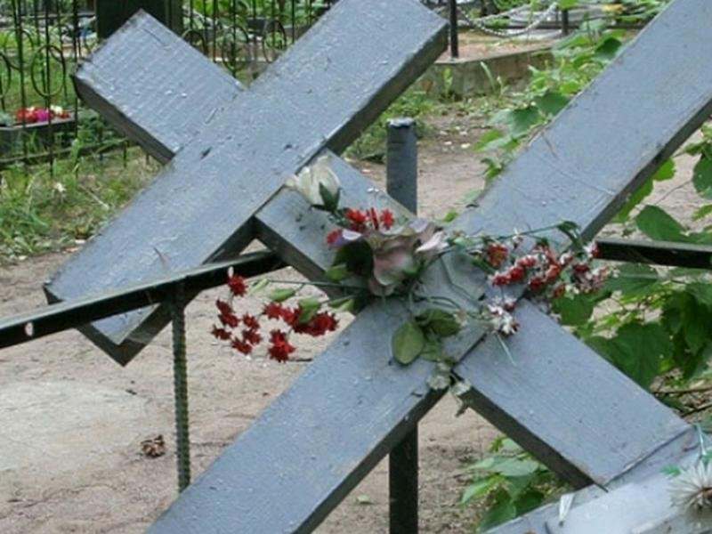 В Дружковке мужчина орудовал на кладбище и похищал ограды