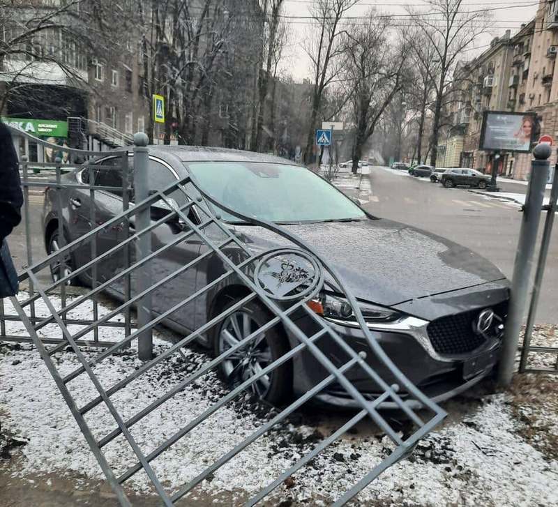 В Харькове пьяный водитель Mazda снес забор