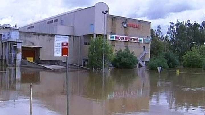 В Австралии тысячи людей покидают дома из-за сильнейшего наводнения