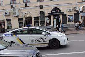 В Киеве курьер на мопеде жестко нарушил ПДД (ВИДЕО)