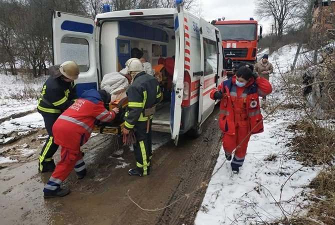 На Харьковщине спасатели и медики два километра несли парализованного мужчину на руках