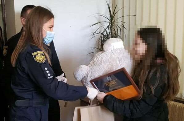Во Львове 11-летняя девочка помогла задержать напавшего на нее грабителя