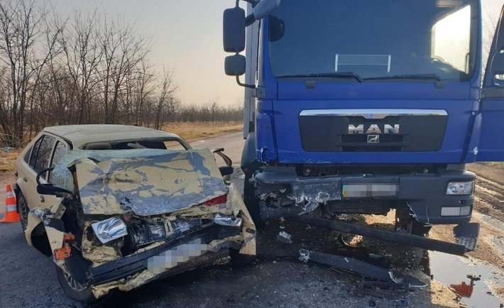 На Каховской трассе в лобовом столкновении с грузовиком погиб водитель