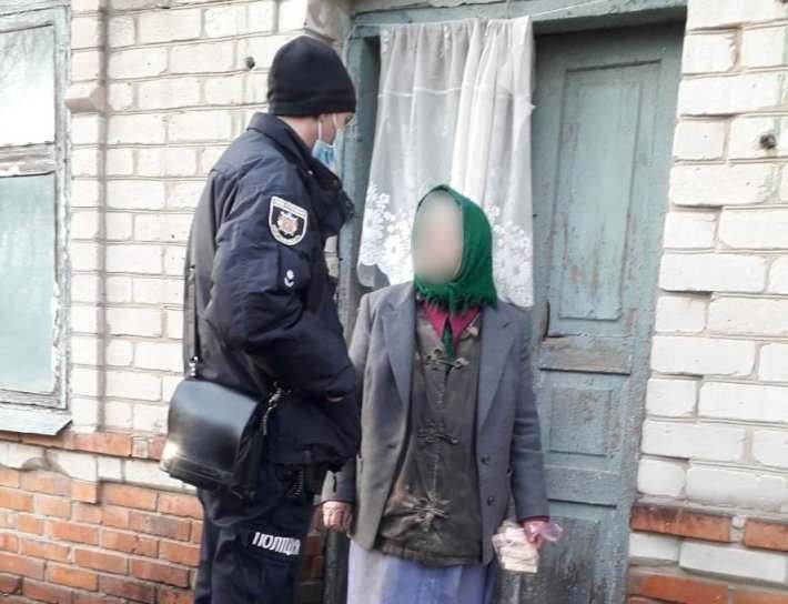 В Запорожской области полицейскому пришлось заняться "воспитанием" родственников 83-летней старушки