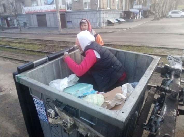 В Запорожье женщина "отдыхала" в мусорном контейнере и не давала коммунальщикам вывезти мусор