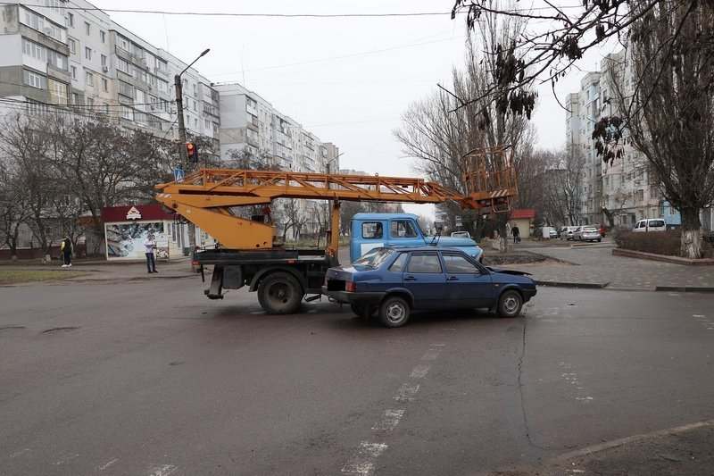 В Бердянске столкнулись автовышка и легковушка
