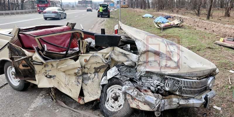 "Москвич" и Renault ритуальной службы устроили смертельное ДТП на Новоирпенской трассе