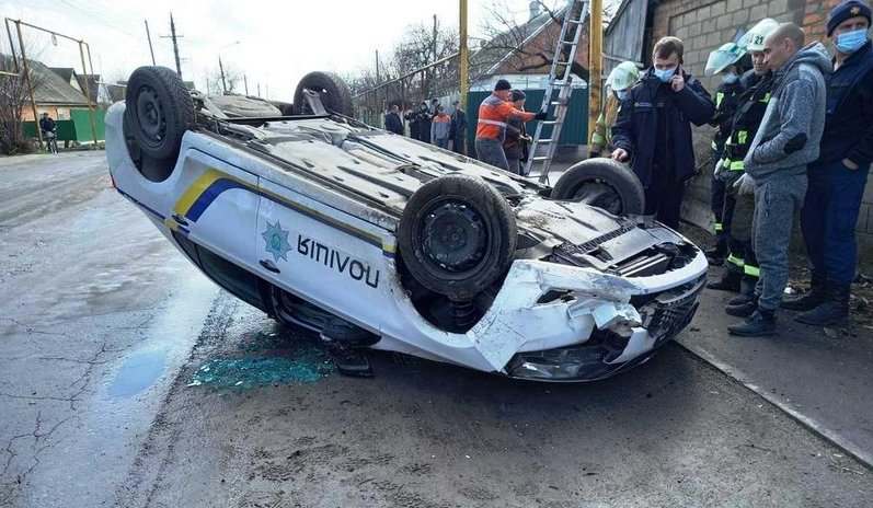 В Запорожской области автомобиль патрульной полиции влетел в газовую опору и перевернулся на крышу