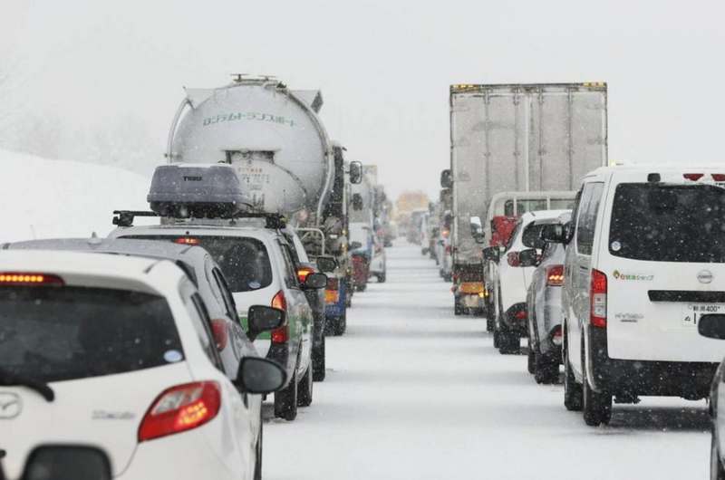 Сотни машин застряли на скоростном шоссе в Южной Корее из-за снегопада