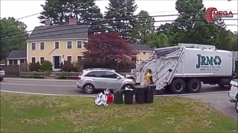 В США водитель кроссовера на полной скорости въехал в мусоровоз (ВИДЕО)