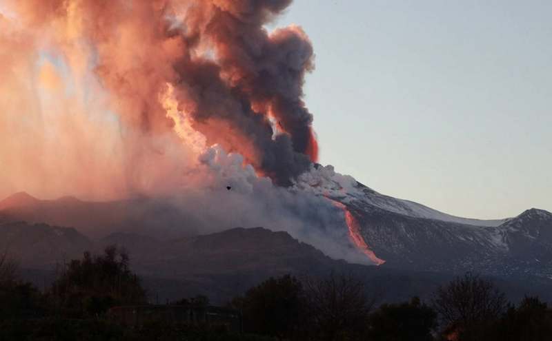 На Сицилии извергается вулкан Этна (ВИДЕО)