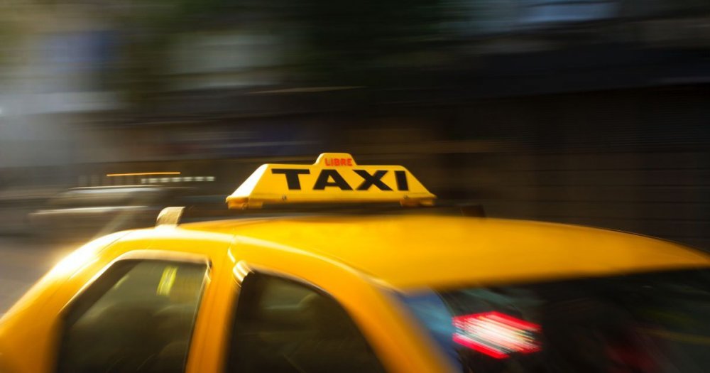 В Шостке таксист выпрыгнул из машины на ходу, чтобы спасти свою жизнь