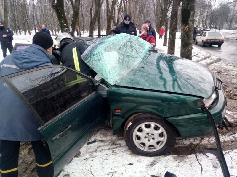 В Харькове водитель Volkswagen "влетел" в дерево