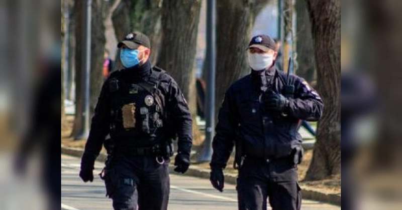 В Одессе владельцы кафе напали на патрульных, приехавших по вызову о нарушении карантина