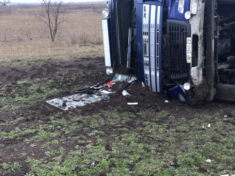 В Запорожской области перевернулся грузовик (ФОТО)