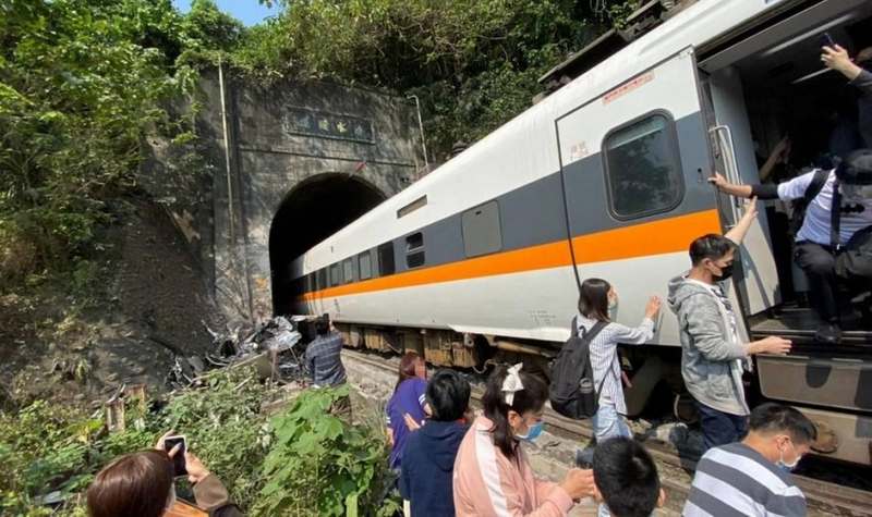 Число жертв крушения поезда на Тайване выросло до 36