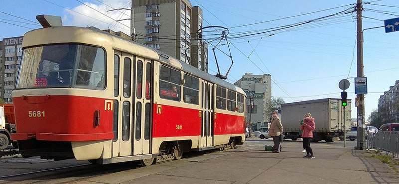 В Киеве «мастер парковки» на два часа перекрыл движение трамваев (ВИДЕО)