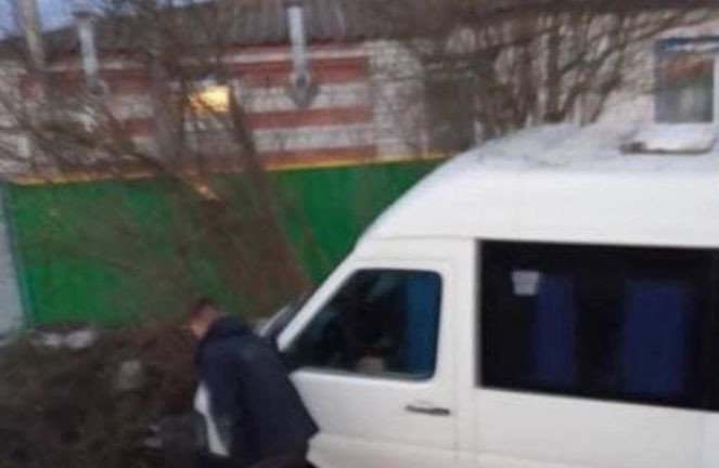 Под Киевом пьяный водитель микроавтобуса едва не снес жилой дом