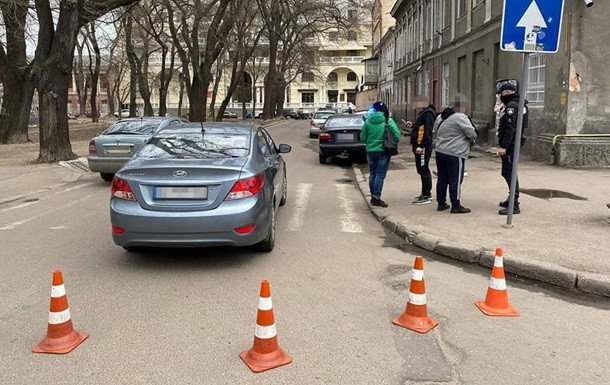 В Одессе водитель снес трех человек на переходе и скрылся