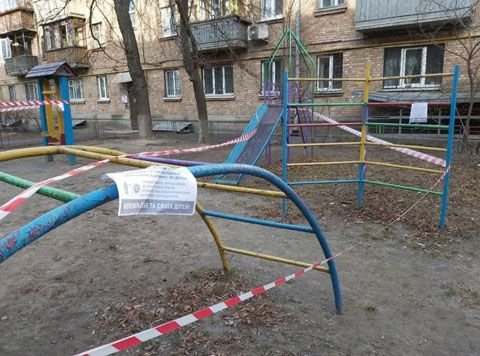 В Киеве детские площадки тоже "попали" под жесткий локдаун