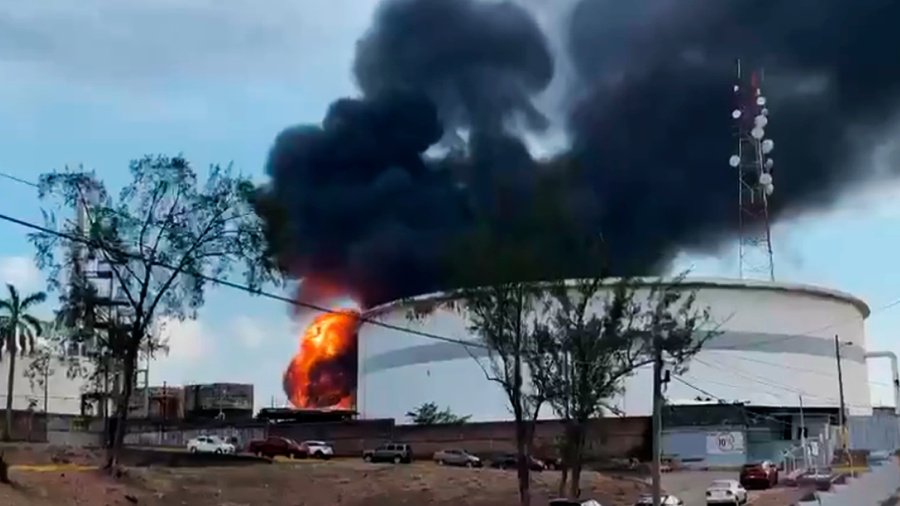 В Мексике из-за серии взрывов на нефтяном заводе пострадало семь человек
