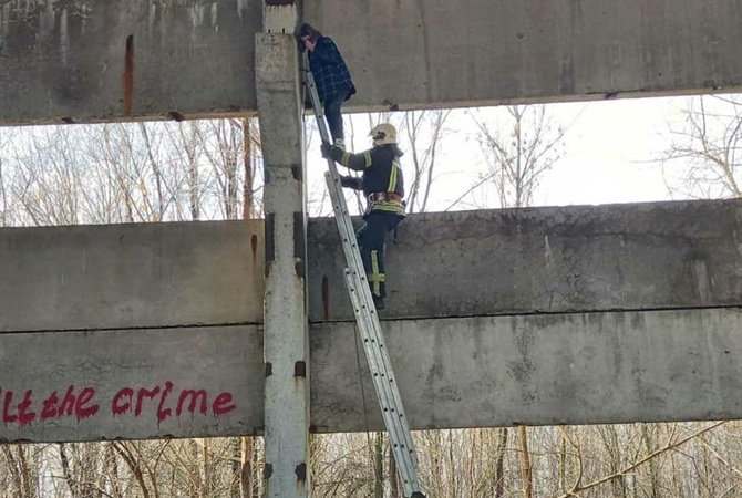 В Днепре спасатели снимали девочку с 8-метровой бетонной балки (ФОТО)