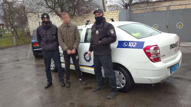 Под Киевом мужчина ограбил пенсионера прямо на улице