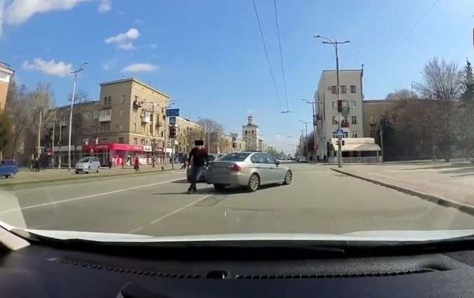 В Запорожье водители устроили разборки на проспекте, в результате один сбил другого